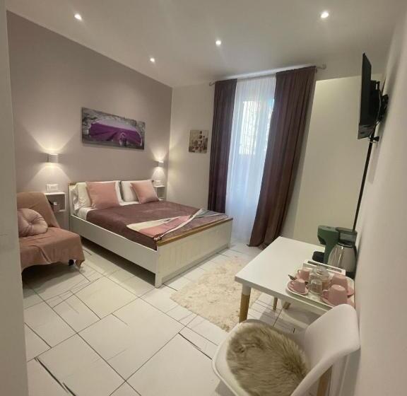 اتاق استاندارد سه نفره, Laura Rooms