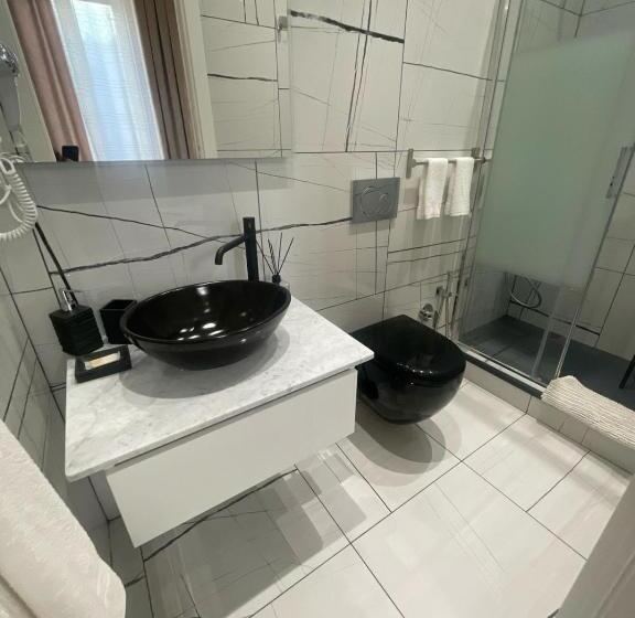 اتاق استاندارد, Laura Rooms