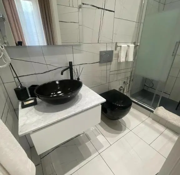 اتاق استاندارد, Laura Rooms