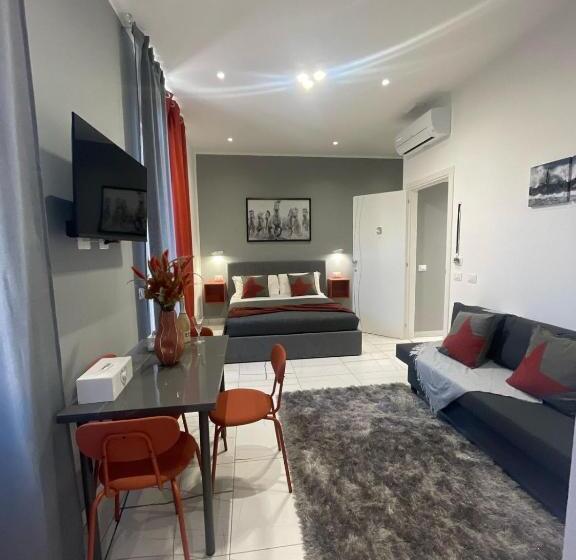 اتاق خانوادگی, Laura Rooms