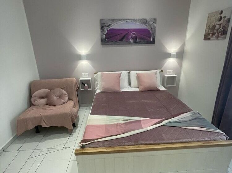 اتاق استاندارد سه نفره, Laura Rooms