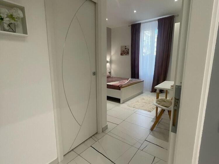 اتاق استاندارد سه نفره, Laura Rooms