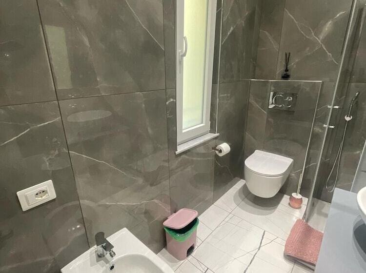 اتاق استاندارد سه نفره, Laura Rooms