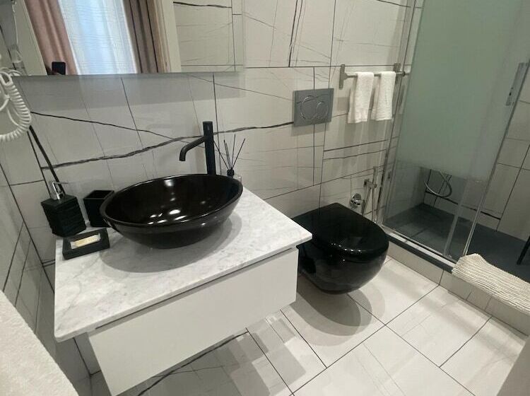 اتاق استاندارد, Laura Rooms