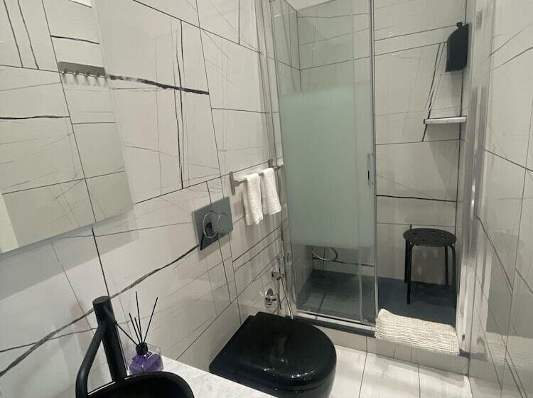 اتاق استاندارد, Laura Rooms