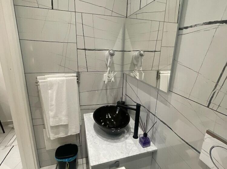 غرفة قياسية, Laura Rooms