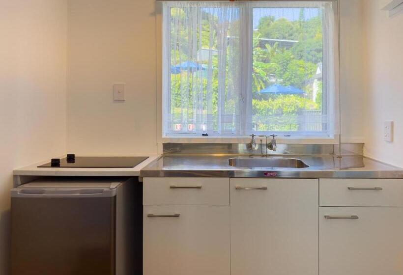 デラックススタジオ, The Captains Motel