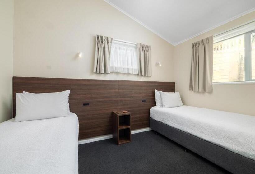 ファミリールーム, The Captains Motel