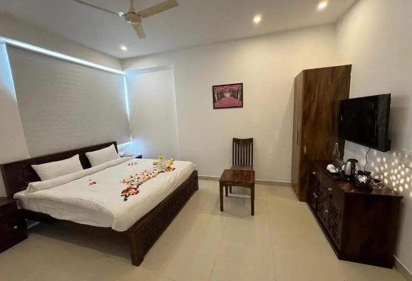 Camera Deluxe, Shikaar Inn