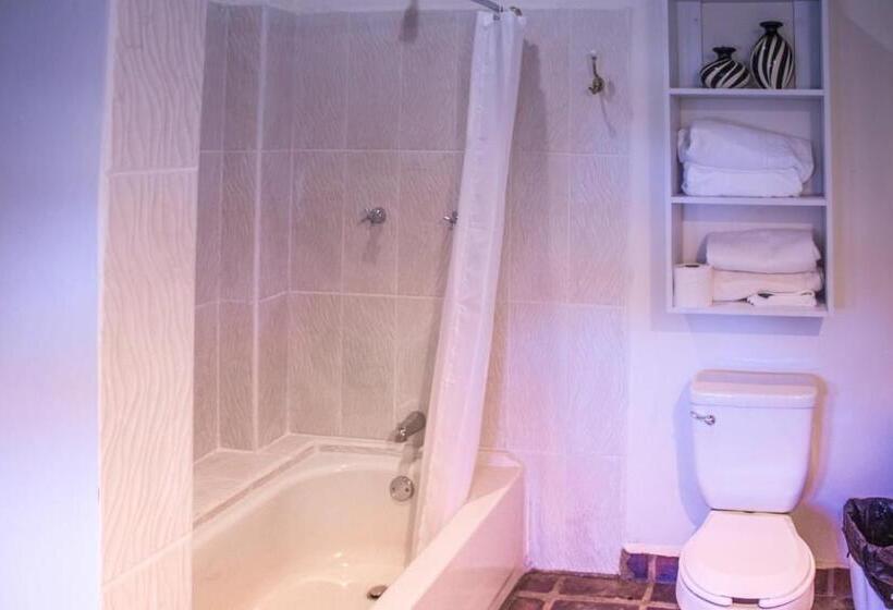 غرفة قياسية مزوَّدة بشُرفة, Solache Inn