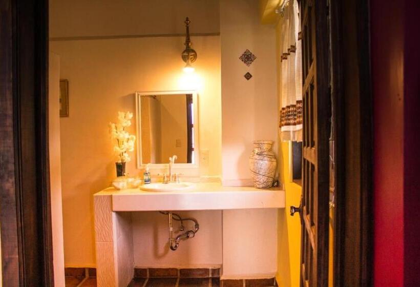 غرفة قياسية مزوَّدة بشُرفة, Solache Inn