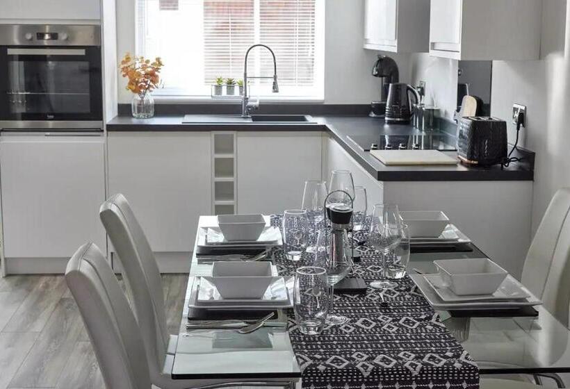 منزل غرفة نوم واحدة, Cosford House   2 Bedroom