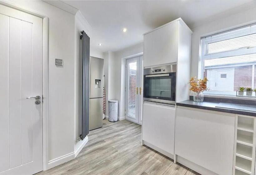 منزل غرفة نوم واحدة, Cosford House   2 Bedroom