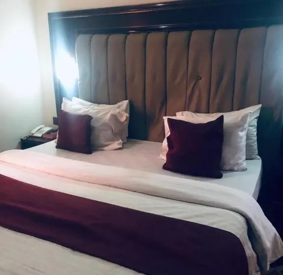 استودیوی استاندارد, Mclorrets Suites