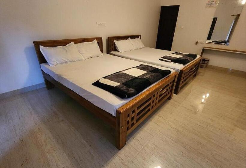 חדר משפחתי, Lotus Lake Retreat