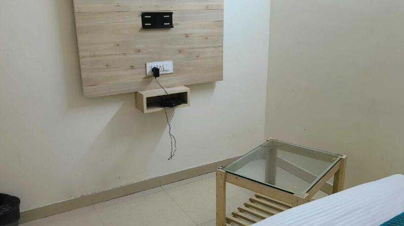 Quarto Triplo Clássico, Collection O Hotel Ace Inn