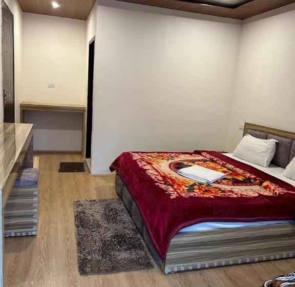 デラックスの4人部屋, Kedar Valley Resorts Kedarnath