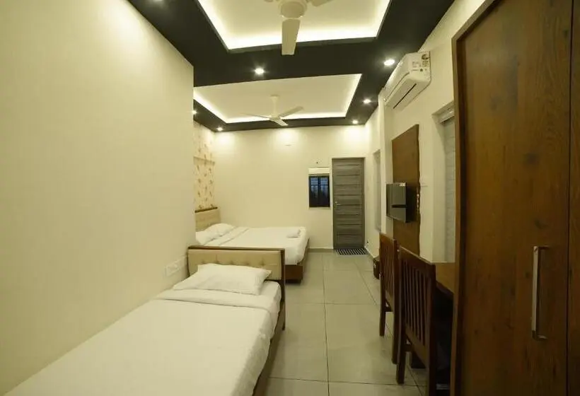 اتاق استاندارد سه نفره, Kovilakam Achutham