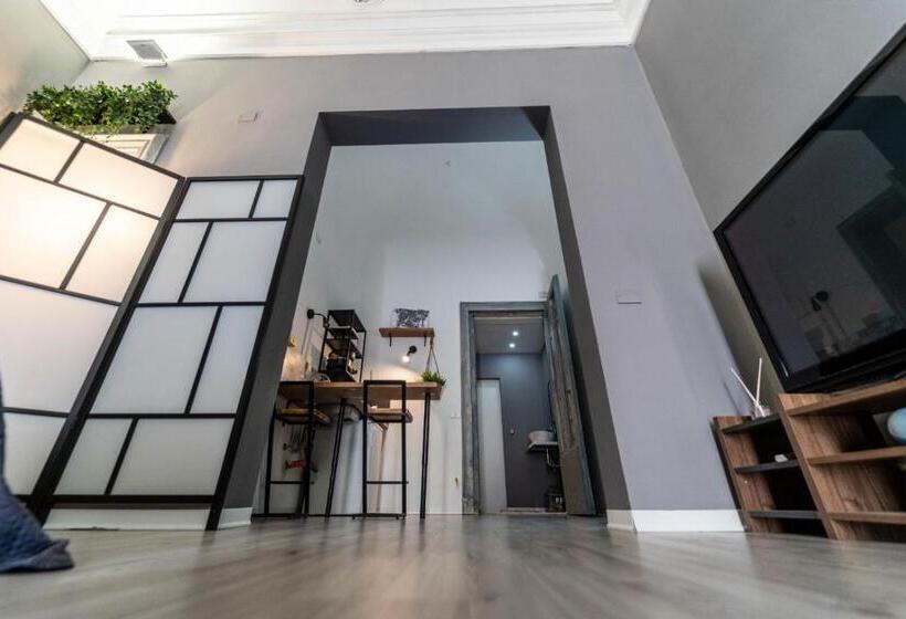 استودیوی لوکس, Molo Di Levante