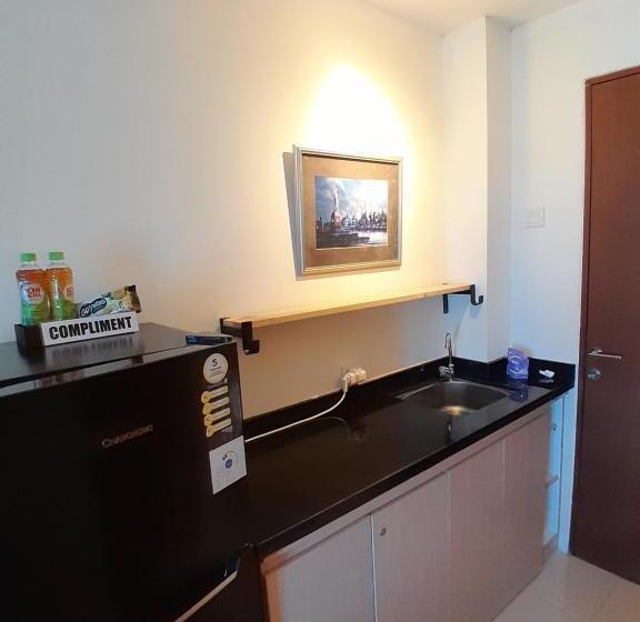 Standard Studio, Pleasant6tifolia