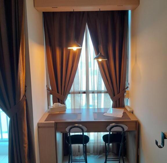 Standard Studio, Pleasant6tifolia