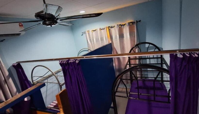 سرير فى غرفة مشتركه, Knight Residence