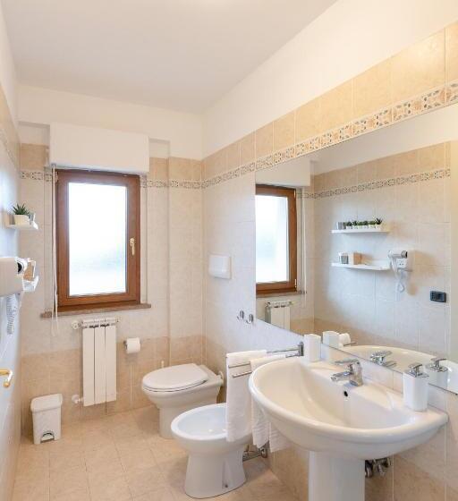 חדר סטנדרט לשלושה עם מרפסת, Rasinus