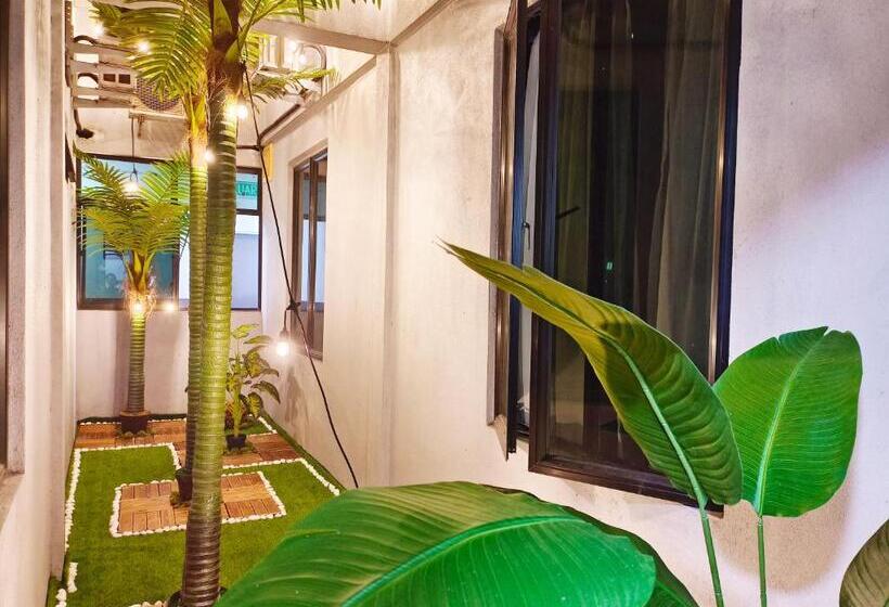 اتاق استاندارد با چشمانداز باغ, Salaam Suites