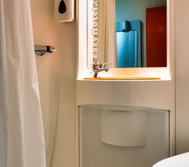 Номер Basic, Easyhotel Edinburgh