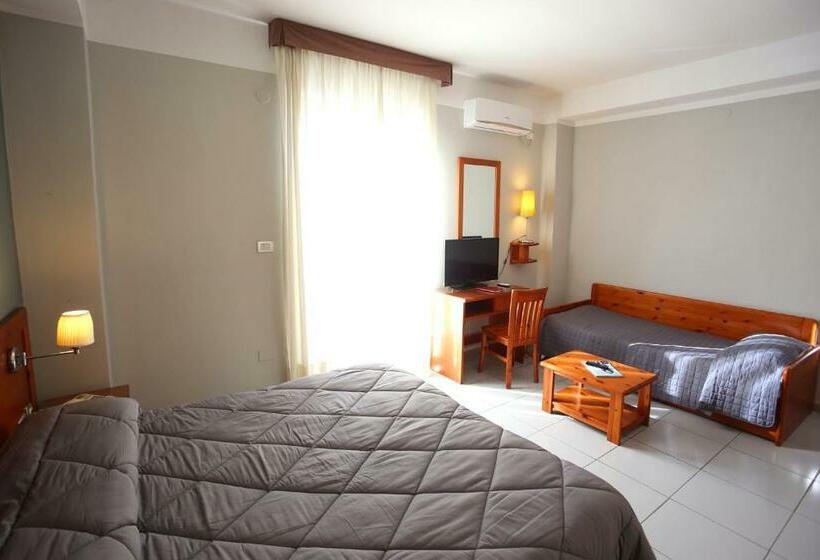 חדר אקונומי לשלושה, Albergo Del Pino