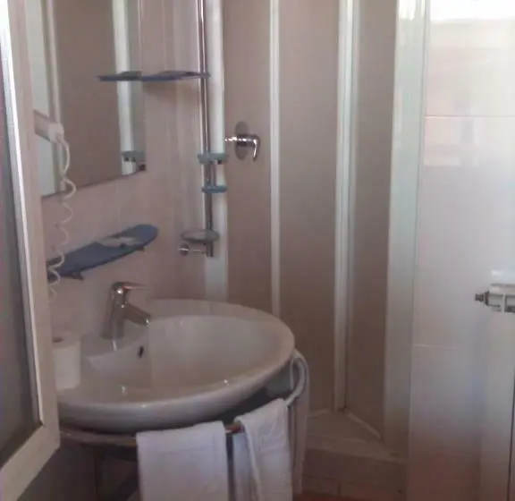 Economy Yhden Hengen Huone, Albergo Del Pino