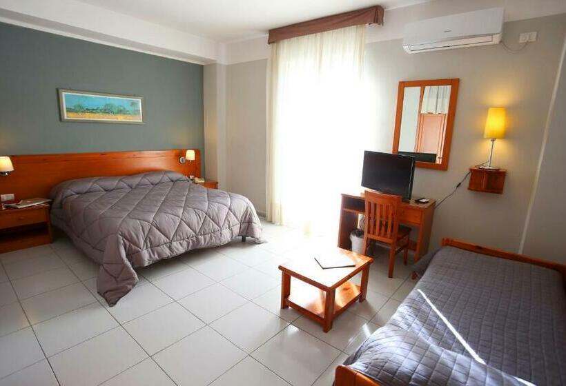 חדר אקונומי לשלושה, Albergo Del Pino