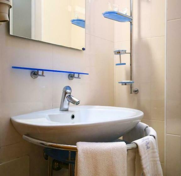 חדר אקונומי לשלושה, Albergo Del Pino