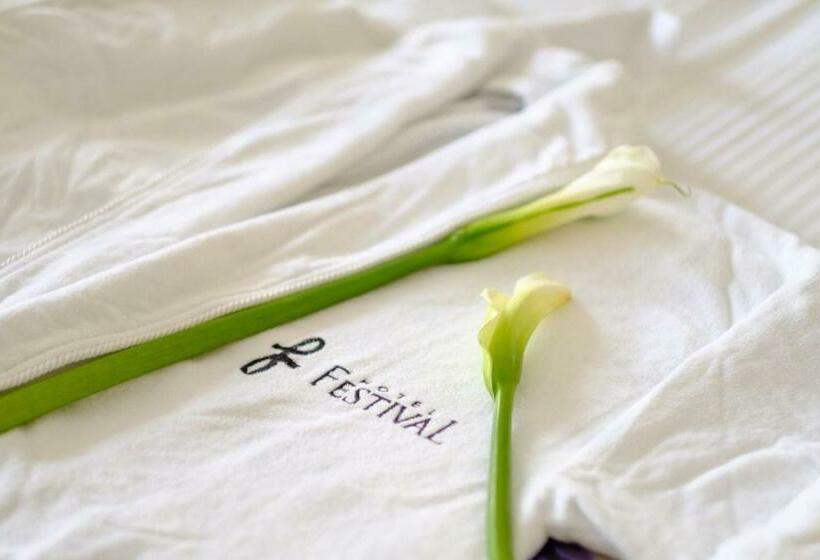 اتاق راحتی, Festival