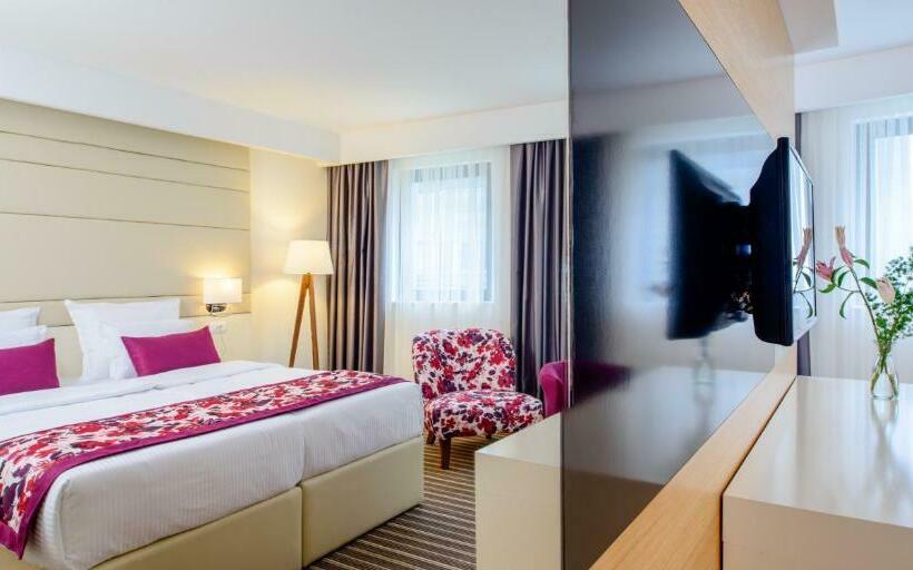 اتاق استاندارد سه نفره, Festival