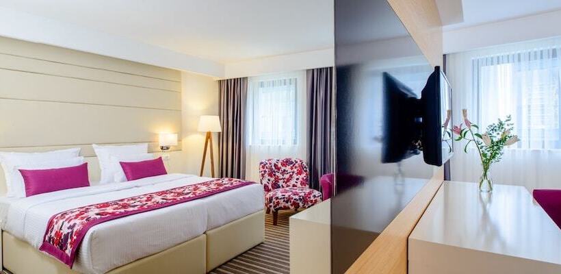 اتاق استاندارد سه نفره, Festival