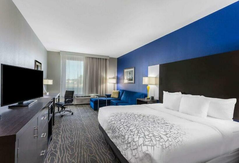 带大床的行政房间, La Quinta By Wyndham Odessa North Sienna Tower