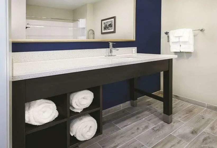 キングサイズベッドのエクゼクティブルーム, La Quinta By Wyndham Odessa North   Sienna Tower