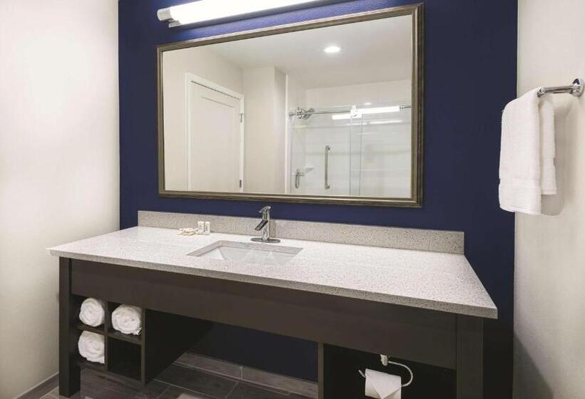 适合残疾人士使用的带超级大床的标准间, La Quinta By Wyndham Odessa North Sienna Tower