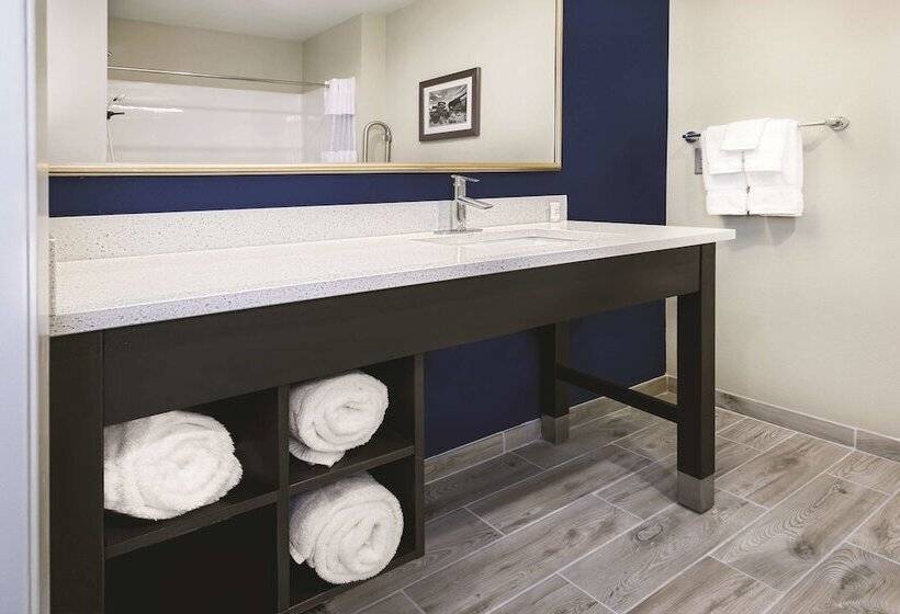 障害者適応デラックスルーム, La Quinta By Wyndham Odessa North   Sienna Tower