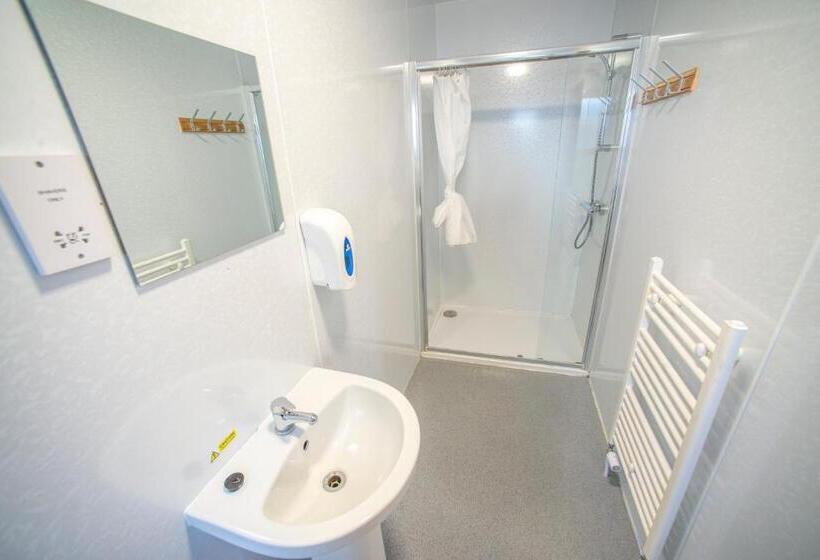 מיטה בחדר מעונות עם מקלחת משותפת, Portree Youth Hostel