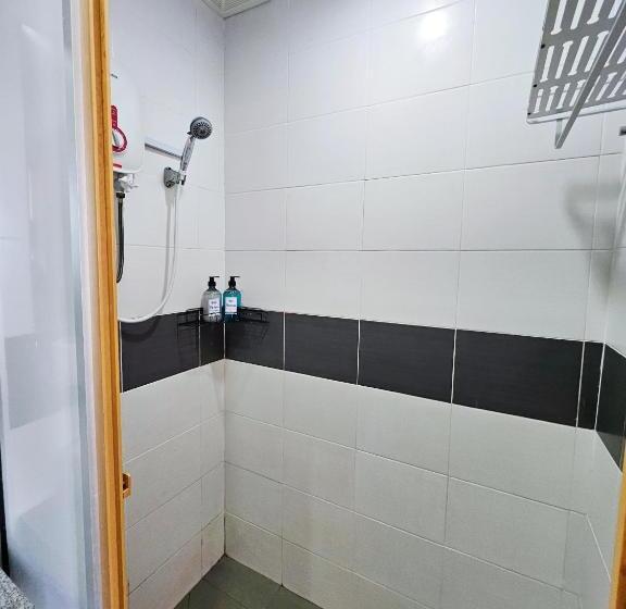 חדר משפחתי נוף לים, The 60