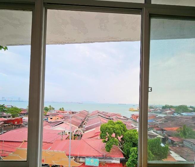 חדר משפחתי נוף לים, The 60