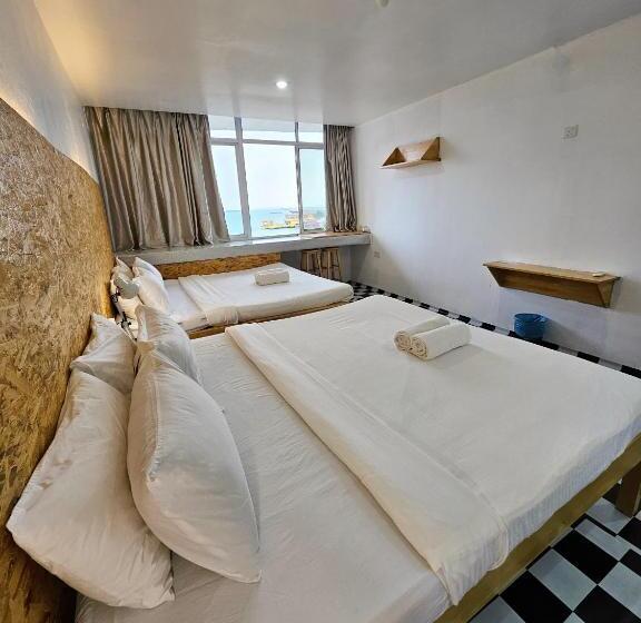 חדר משפחתי נוף לים, The 60