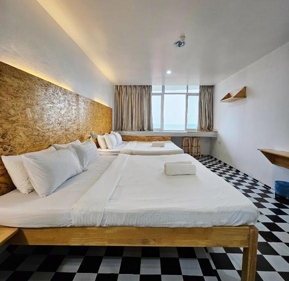 חדר משפחתי נוף לים, The 60