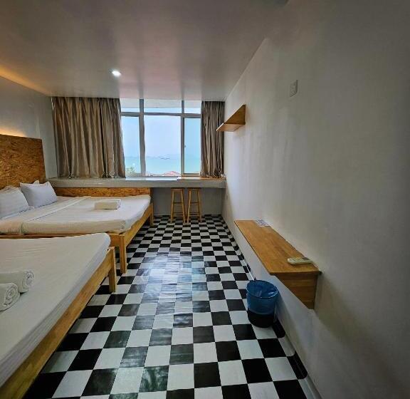 חדר משפחתי נוף לים, The 60