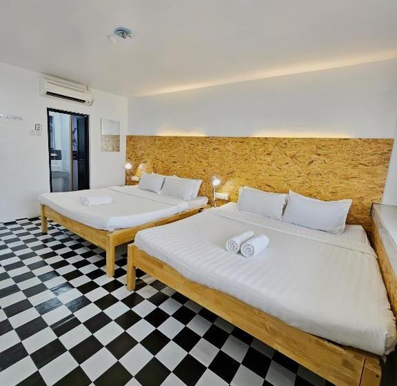 חדר משפחתי נוף לים, The 60