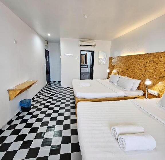 חדר משפחתי נוף לים, The 60