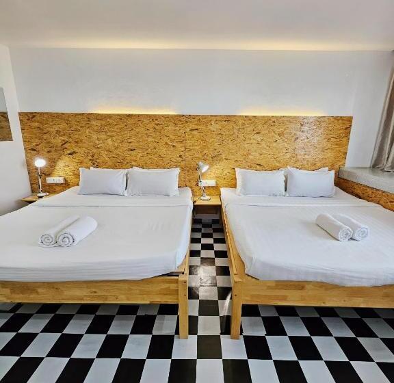 חדר משפחתי נוף לים, The 60