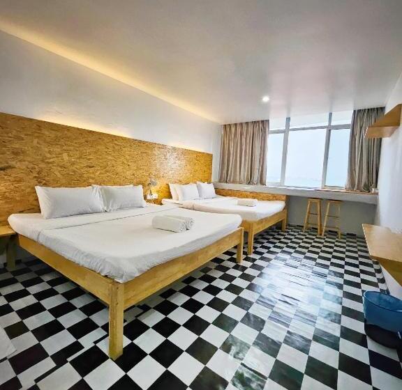 חדר משפחתי נוף לים, The 60